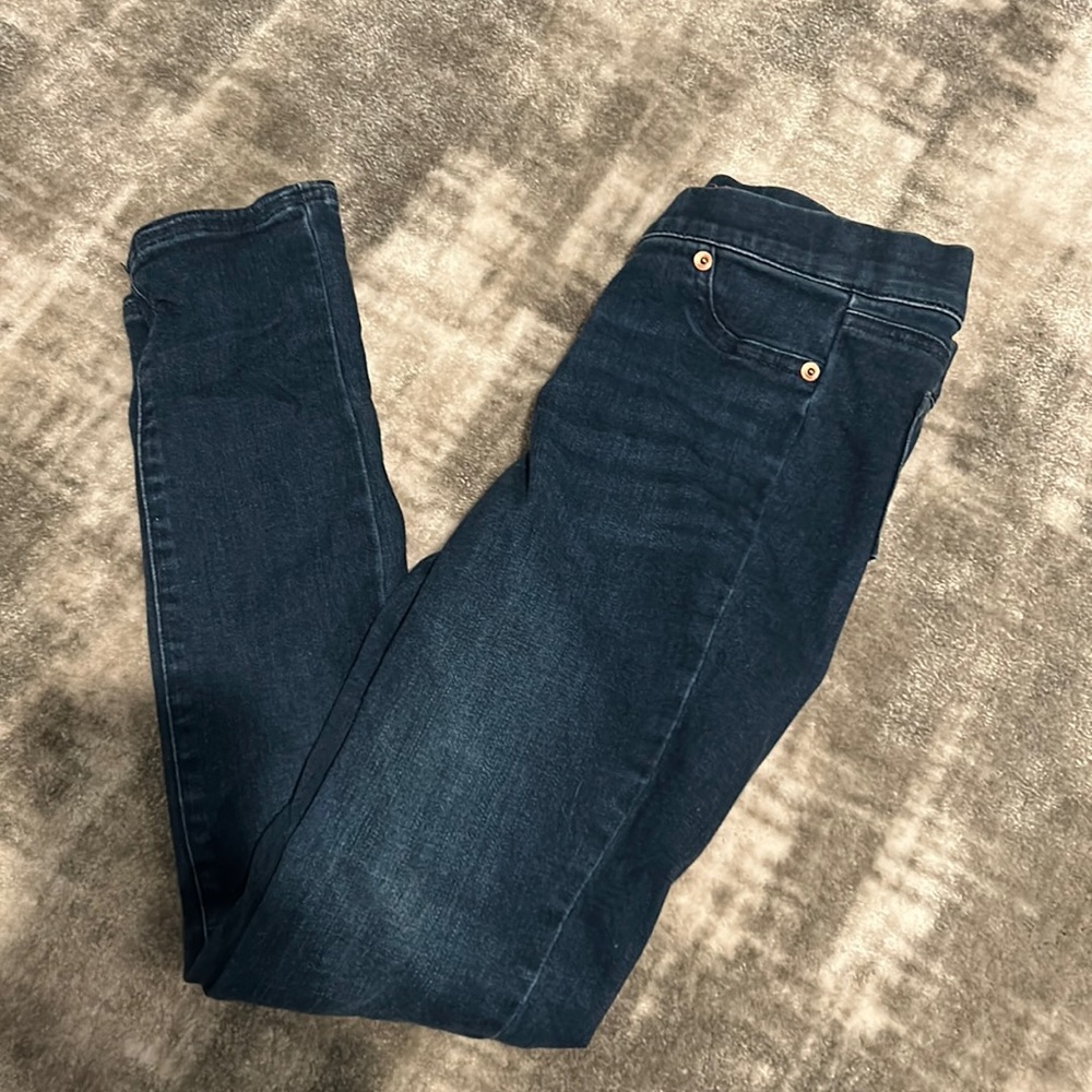 Vineyard Vines girls size 12 skinny jeans.
